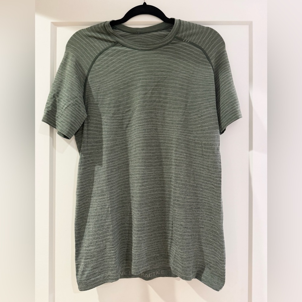 lululemon License to Train short sleeve shirt Small